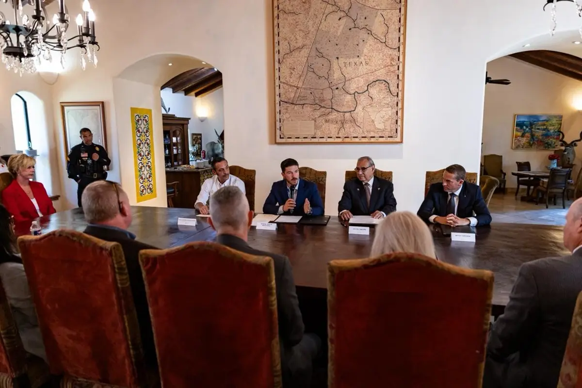 El gobernador de Nuevo León, Samuel García Sepúlveda, durante la firma del Memorándum de Entendimiento con el alcalde de Laredo, Texas, Víctor Treviño, y Mitch Carlson,  director ejecutivo de Green Corridors. Foto: Gobierno de Nuevo León