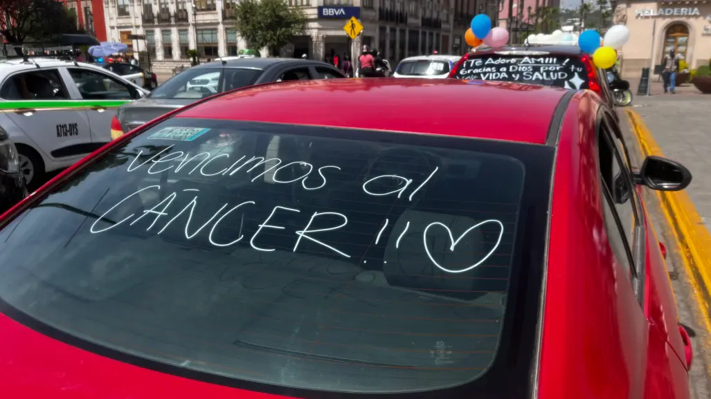 FOTOS | Mujer de Durango vence el cáncer y lo celebra con una caravana por el Centro Histórico
