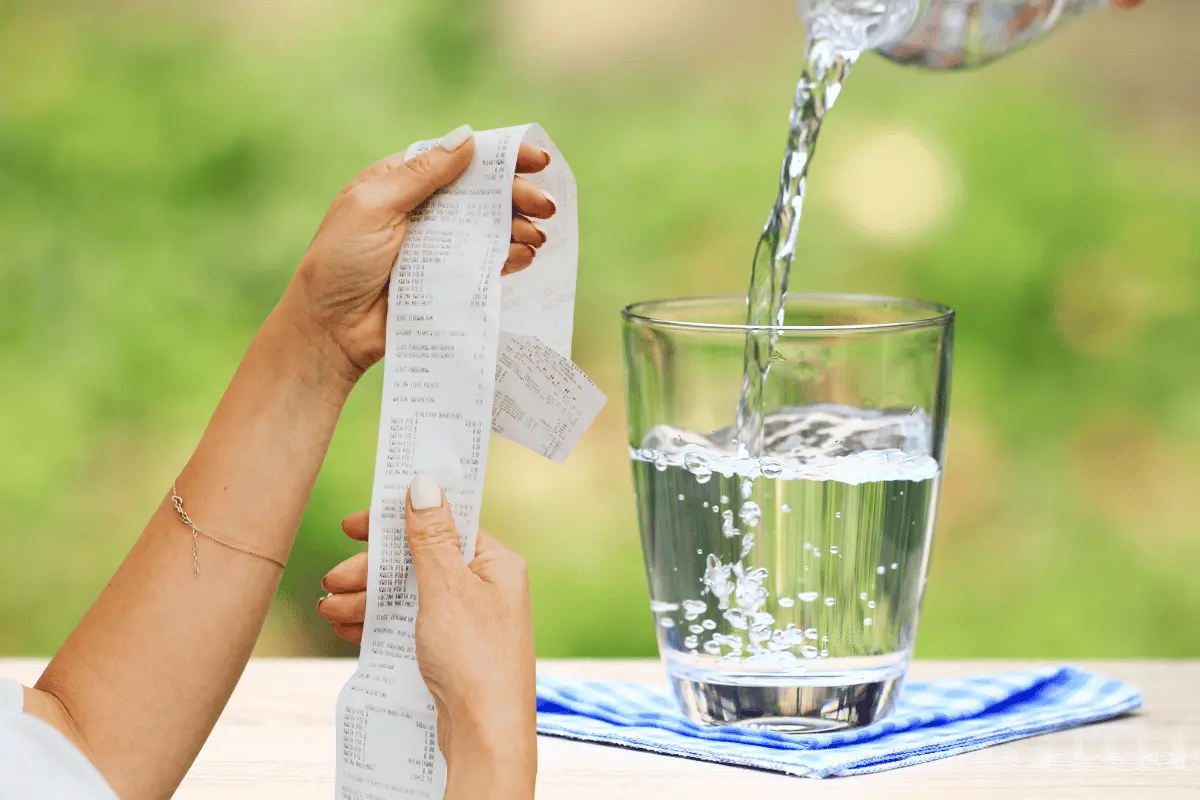 El cargo se calcula multiplicando el consumo total por el valor unitario y sumando, en su caso, el porcentaje por drenaje sanitario. Foto: Canva.