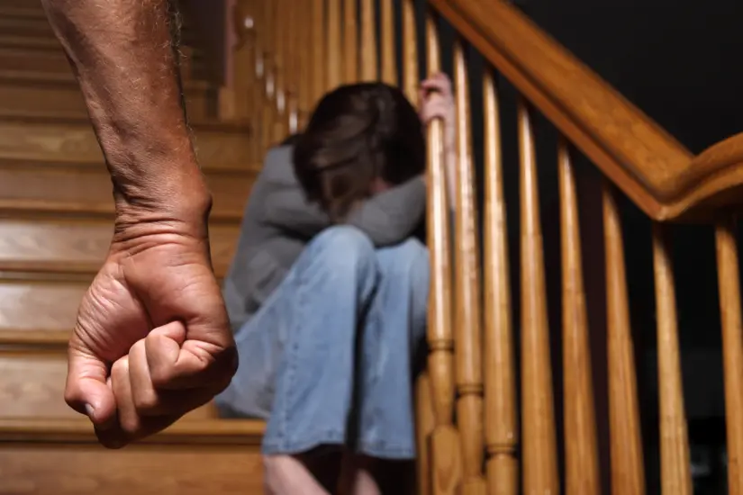 Puño de hombre contra menor de edad. Foto: Canva