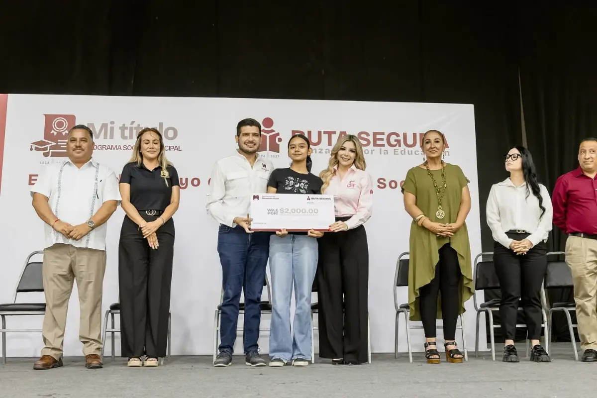Alberto Granados y la presidenta del DIF Matamoros haciendo entrega del cheque de la beca | Foto: gobierno de Matamoros