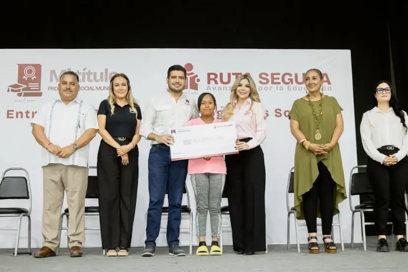 Cada estudiante recibió un apoyo de 2 mil pesos | Foto: gobierno de Matamoros