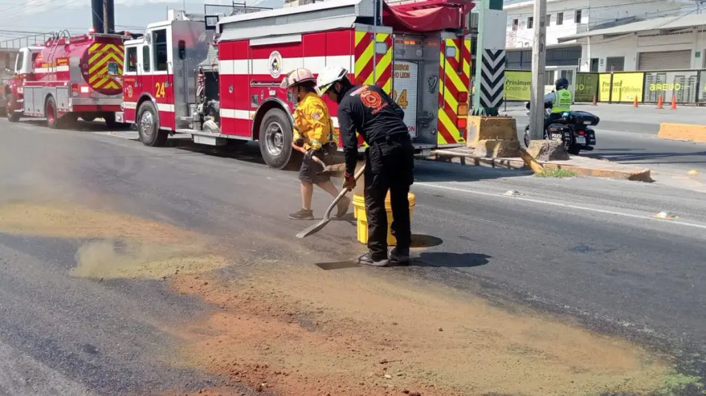 Accidente y derrame de diésel generan cierres viales en Monterrey