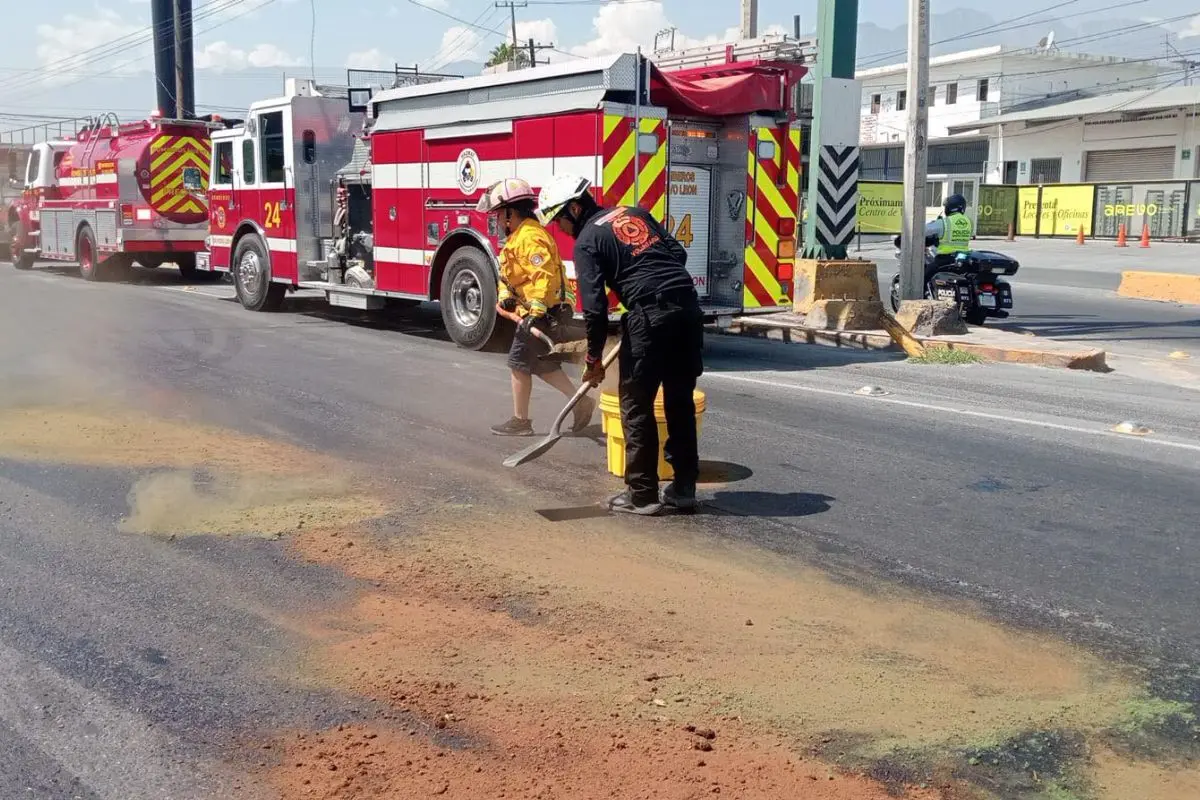 Un accidente vial en la colonia Buenos Aires, Monterrey, provocó un derrame considerable de diésel. Foto: PCNL
