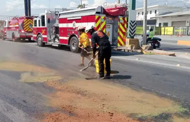 Accidente y derrame de diésel generan cierres viales en Monterrey