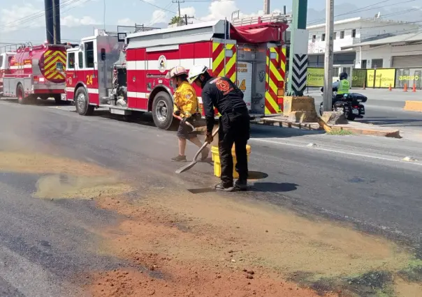 Accidente y derrame de diésel generan cierres viales en Monterrey