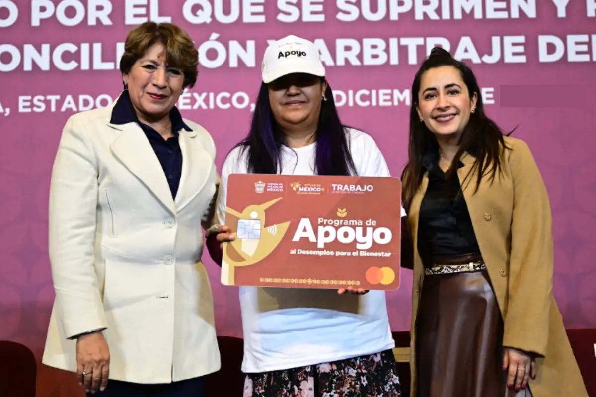 Gobernadora del Edomex entregando apoyos sociales.  Foto: X (@delfinagomeza)