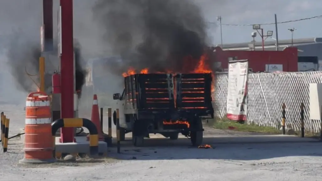 Salvan a hombre en incendio de camioneta en Salinas Victoria
