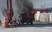 Salvan a hombre en incendio de camioneta en Salinas Victoria