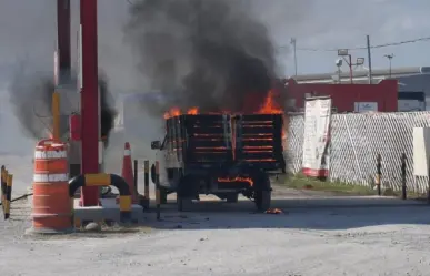 Salvan a hombre en incendio de camioneta en Salinas Victoria