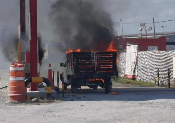 Salvan a hombre en incendio de camioneta en Salinas Victoria