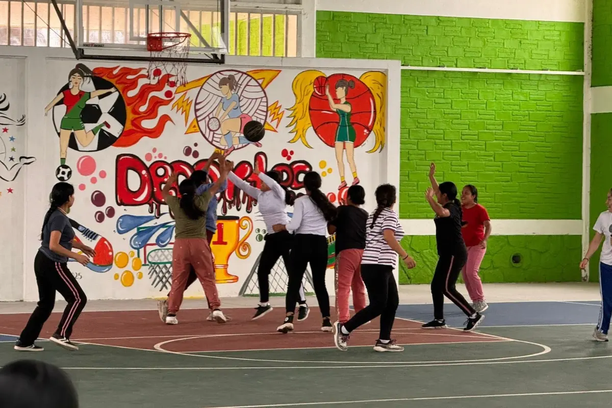 Niñas jugando basketball Foto: Facebook Escuela Normal Rural Carmen Serdán Página Institucional
