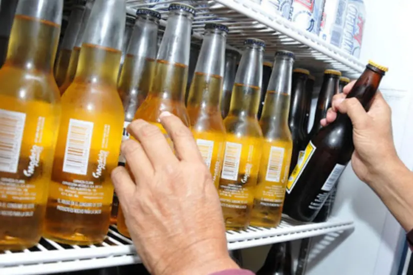 La Profeco ha señalado que algunas cervezas mexicanas contienen exceso de azúcar y recomienda precaución en su consumo. Foto: Canva