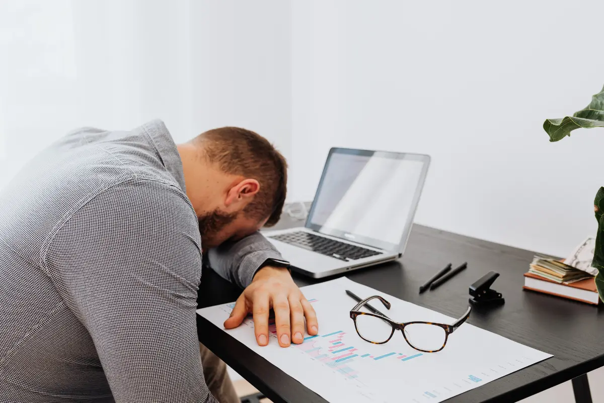 Hay factores externos que también contribuyen con el Insomnio, los expertos recomiendan no usar dispositivos cuando se está en la cama. Foto: Canva