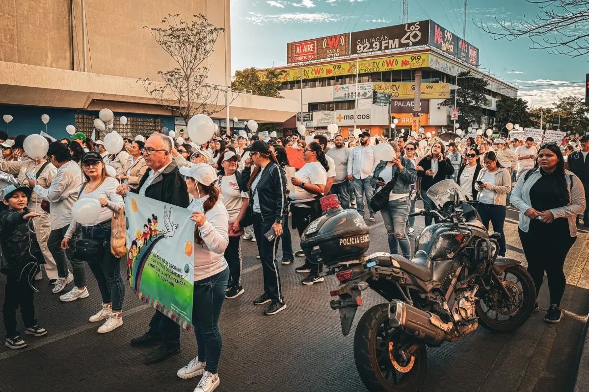 Ciudadanos marchando en Culiacán Foto: X(Twitter) @HebMT