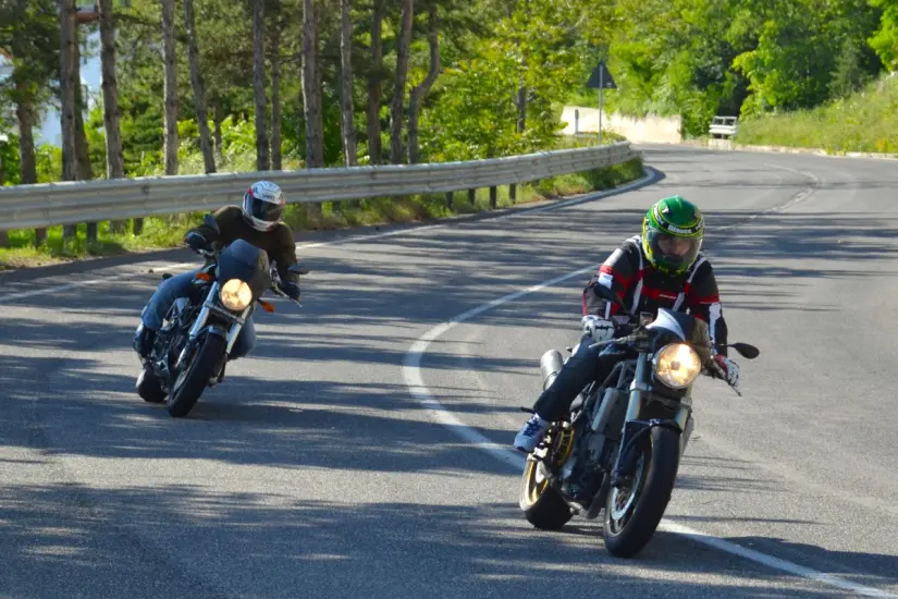 Motociclistas en carretera. Foto: Canva