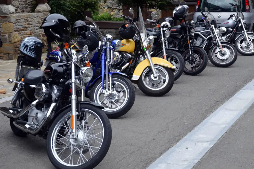 Diversas motos en una calle. Foto: Canva