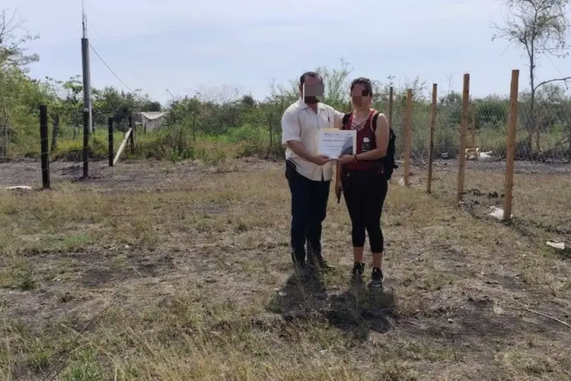 Entrega de escrituras a propietario de terreno regularizado por la oficina de ITAVU Altamira. Foto: Axel Hassel
