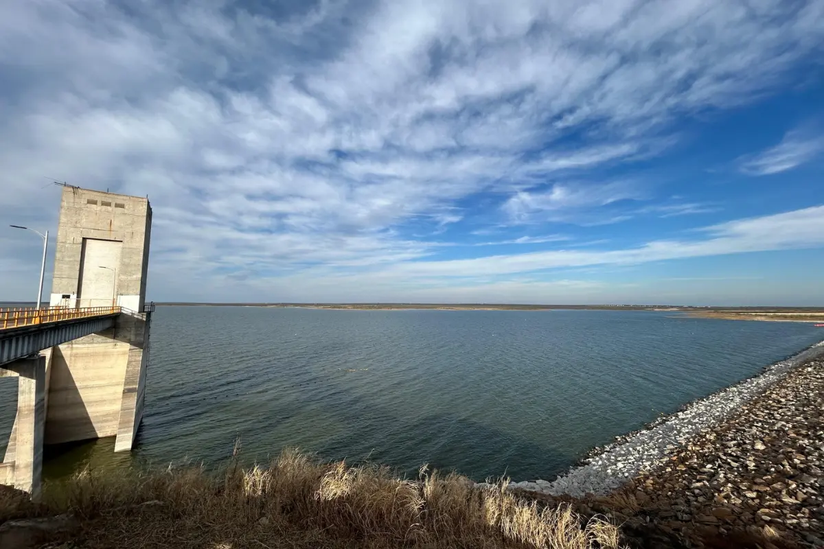 Construida para controlar las aguas del río Bravo, este coloso de concreto y acero ha marcado la historia y el desarrollo de comunidades en ambos lados de la frontera. Foto: CONAGUA