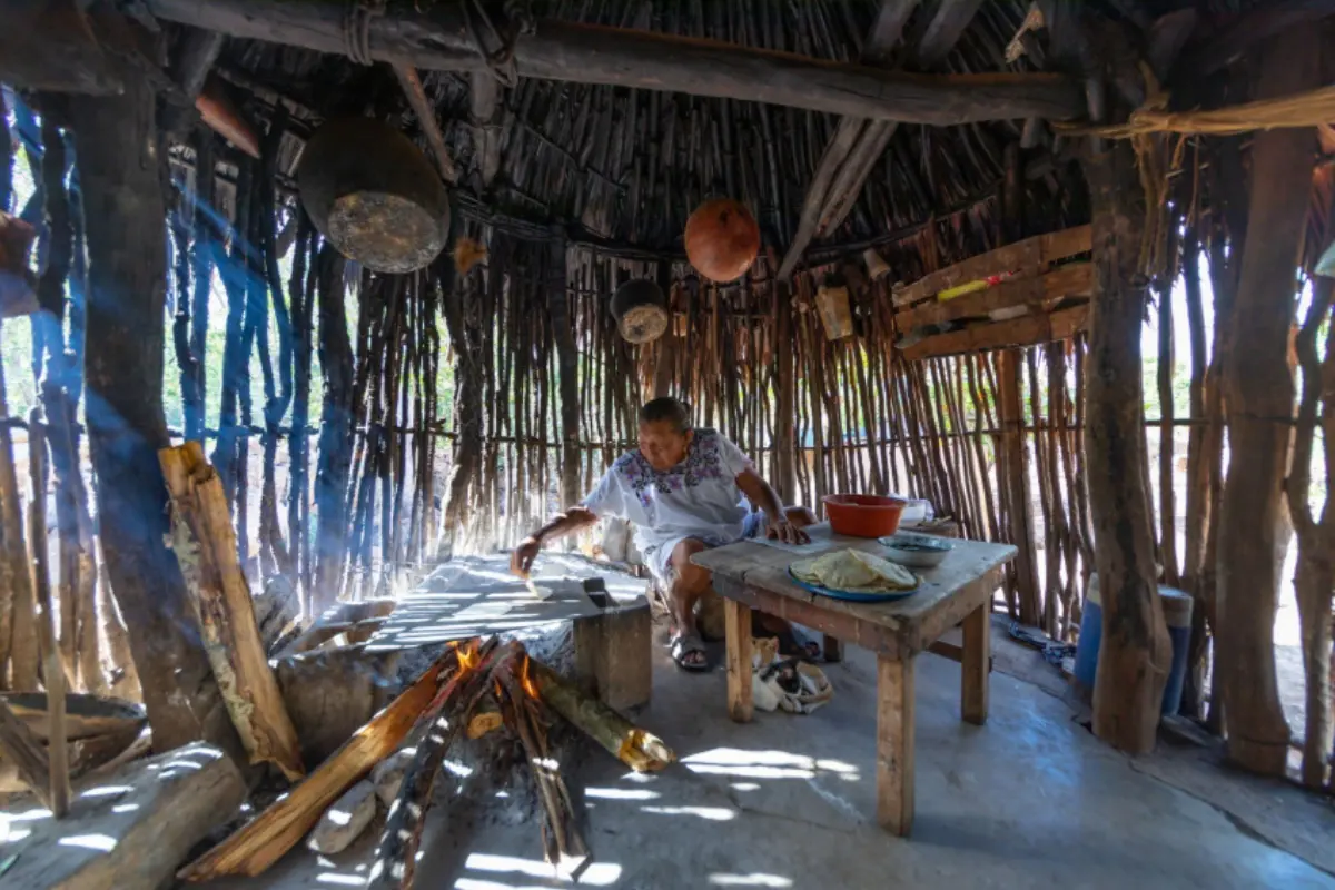 Persona cocinando en una choza. Foto: X (@SECTUR_mx)