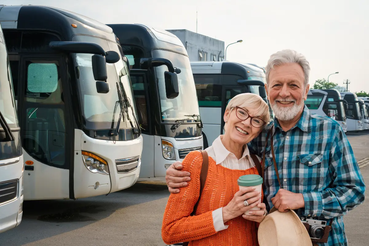 Para festejar el Día del Abuelo, los adultos mayores pueden viajar con descuento del 50% a cualquier parte de México. Foto: Canva