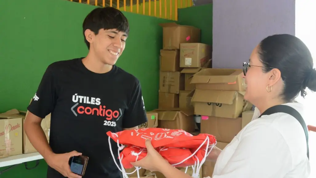 César Garza Arredondo da inicio al programa "Útiles Contigo 2025" para 80 mil estudiantes de Apodaca