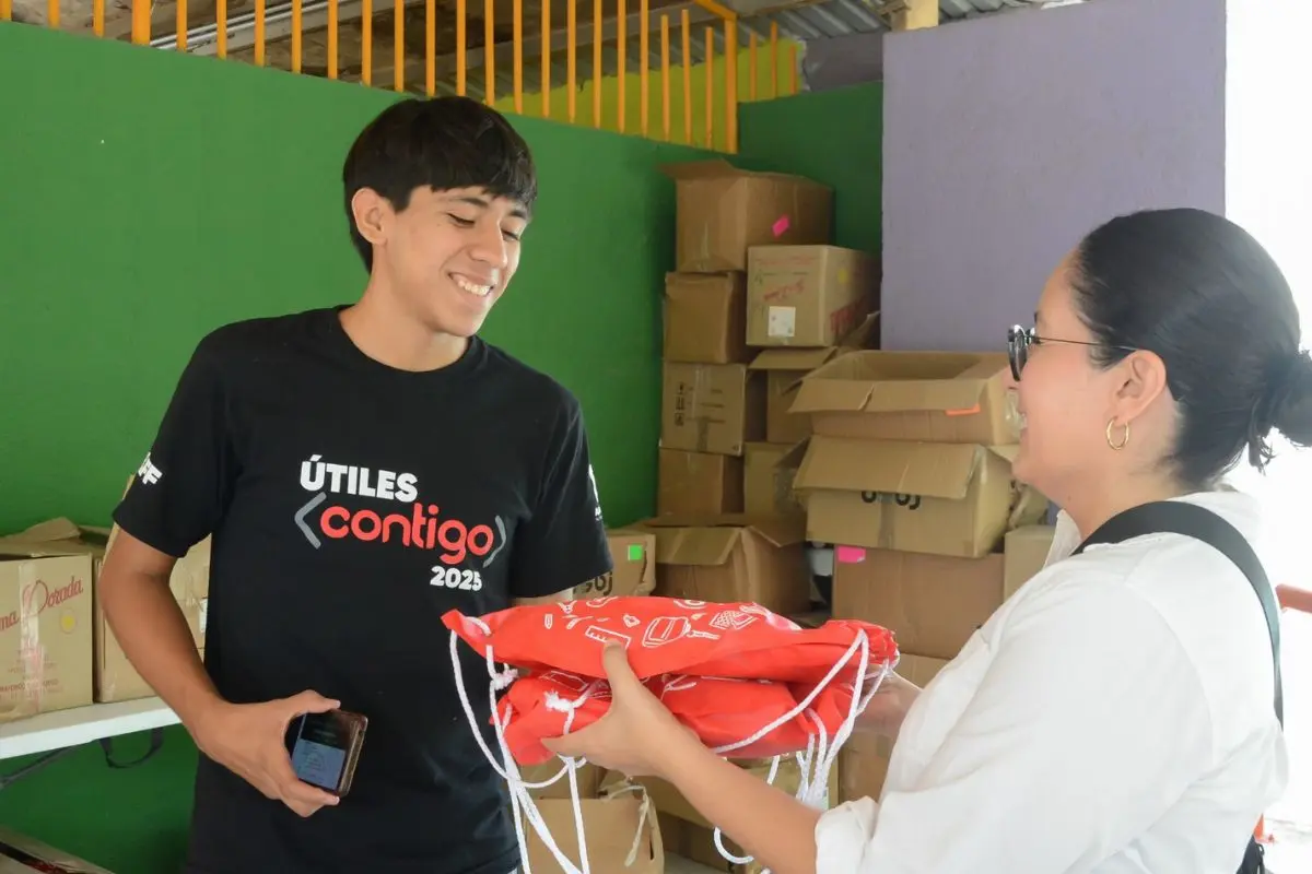 Madre siendo beneficiada con el programa Útiles contigo 2025 Foto: Gobierno de Apodaca