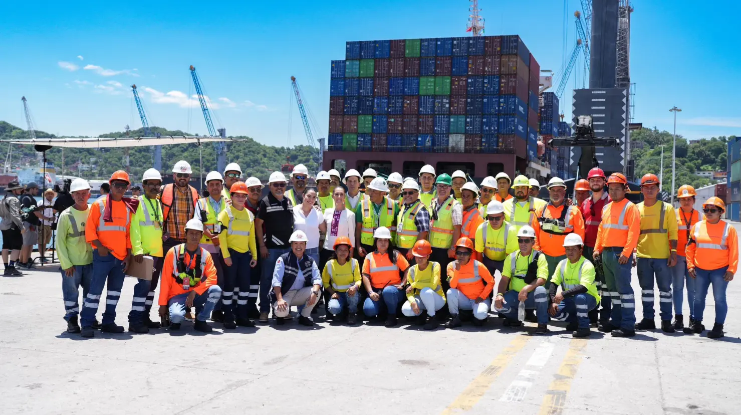Claudia Sheinbaum da banderazo a nuevos puentes vehiculares en Colima. Foto: X (@Claudiashein)