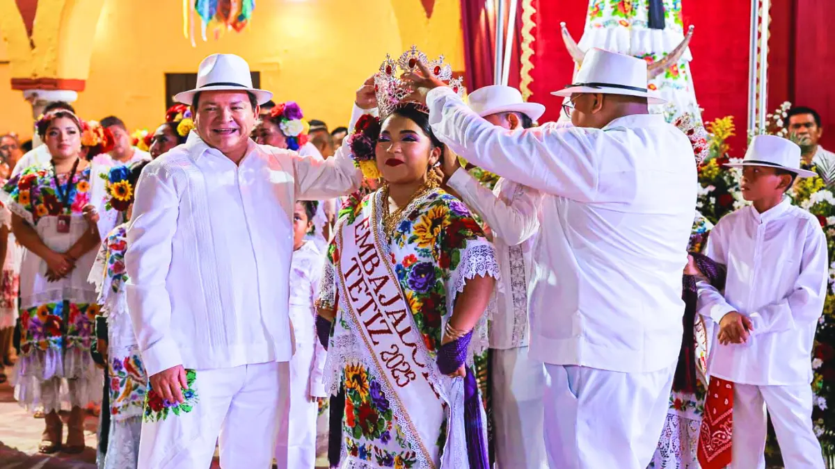 Díaz Mena entregó apoyos a gremios de Sotuta Foto: Gobierno de Yucatán