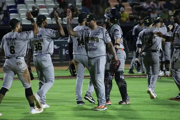 Diablos Rojos vence con contundencia a Leones de Yucatán en el juego 1 del primer playoffs