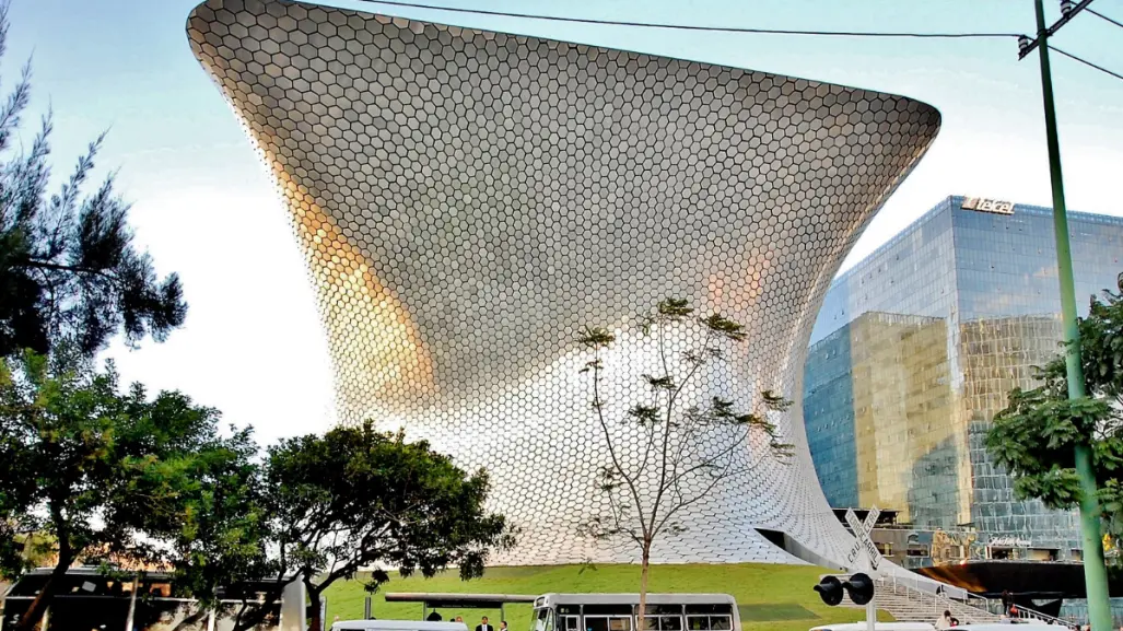 El edificio futurista de CDMX que parece sacado de un cuento y sorprende con su impactante fachada
