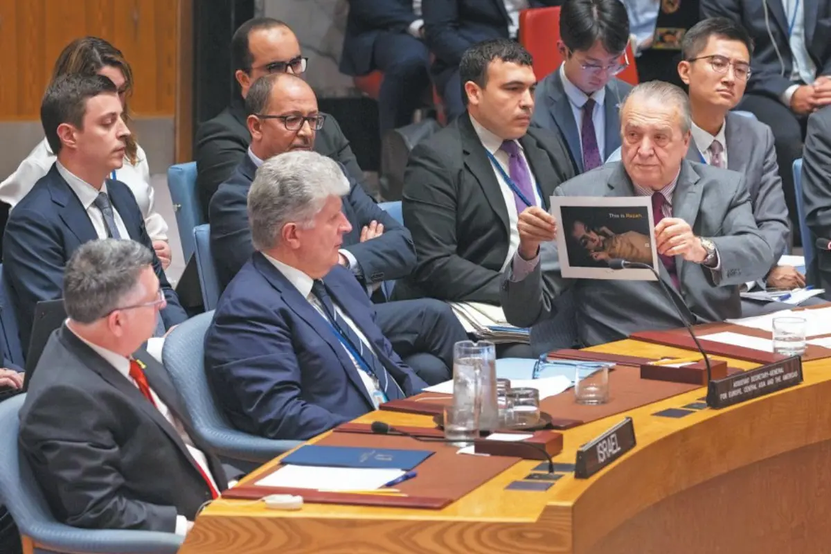 El representante de Argelia en la ONU, Amar Bendjamaa, criticó al delegado de Israel por la hambruna provocada en Gaza, durante una sesión del Consejo de Seguridad. Créditos: X (@springfield_dz).