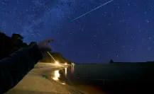 Perseidas 2025: cómo llegar a la playa perfecta para ver la lluvia de estrellas