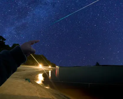Perseidas 2025: cómo llegar a la playa perfecta para ver la lluvia de estrellas