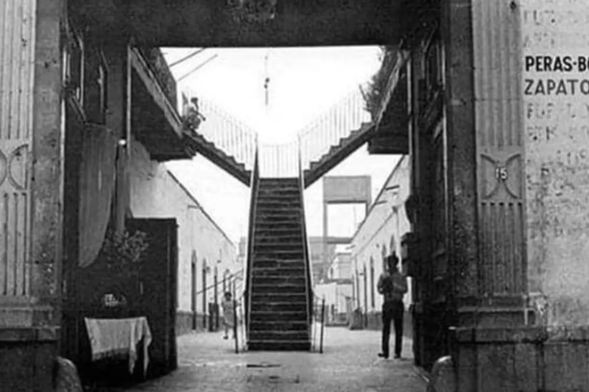 Entrada de la vecindad más antigua de la CDMX. Foto: X @barcenairene