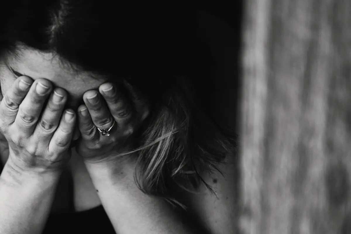 Aunque las patrullas llegan a tiempo en muchos casos, persiste un problema grave: la mayoría de las agresiones no se denuncian formalmente. Foto: Freepik