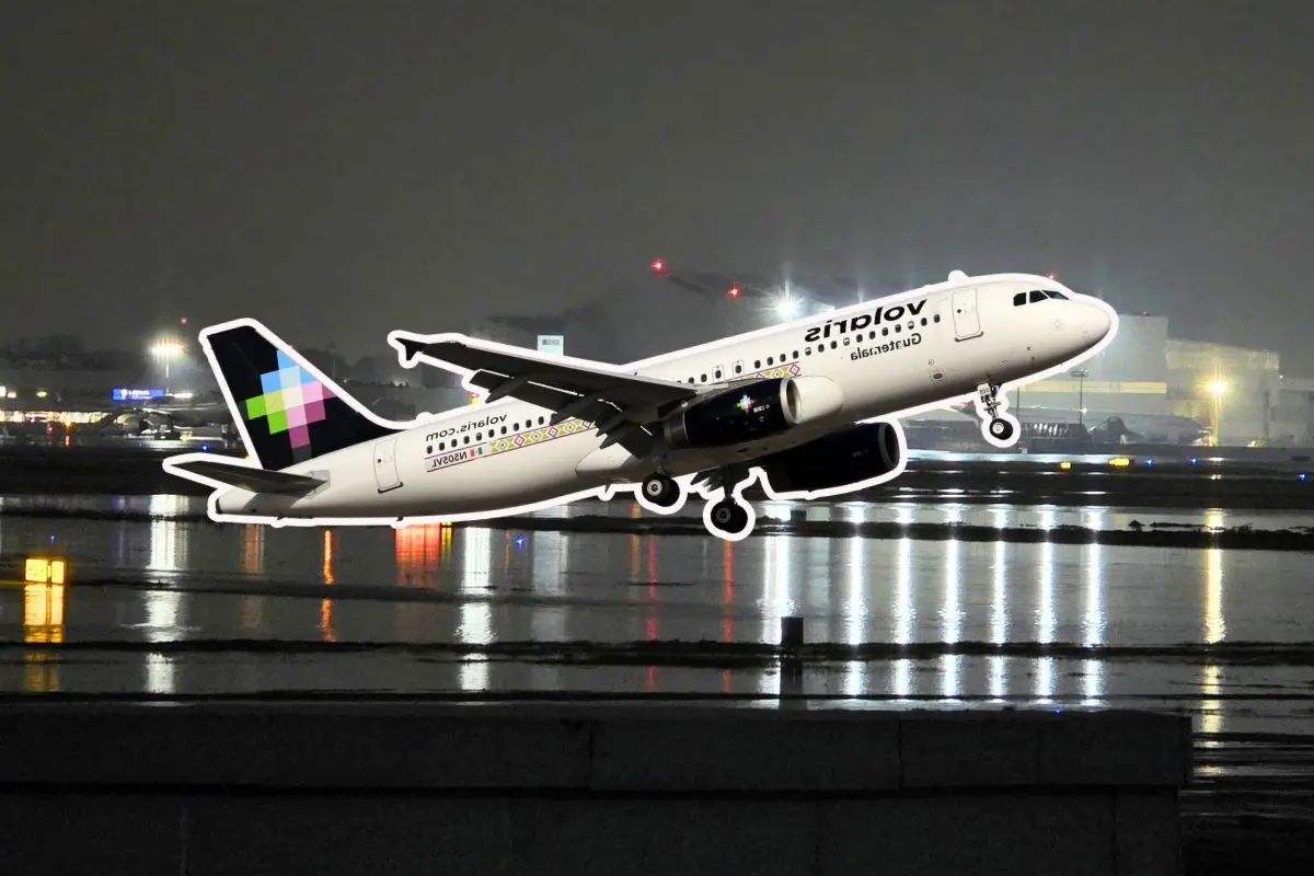 Avión frente al AICM. Foto: x @EduardoLeel | Canva