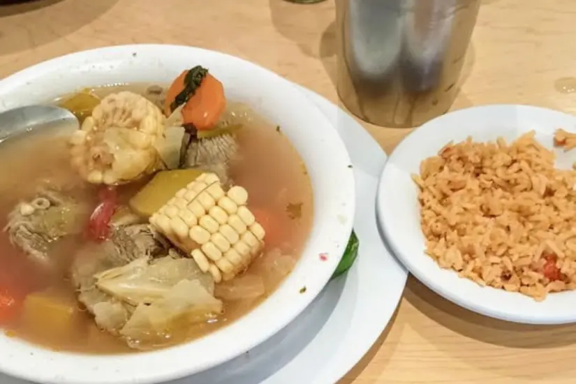 Su delicioso caldo de res acompañado de arroz | Foto: Las Viandas