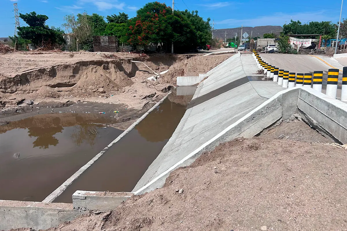 El Canalecón, ubicado al Sur de La Paz, quedó hecho un pantano de aguas negras tras las lluvias dejadas por Ivo. Foto: Ivette Pérez.