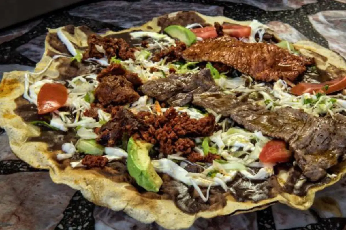 En Oaxaca sus tlayudas son uno de los platillos tradicionales que identifican la gastronomía oaxaqueña. Foto: Gobierno de México