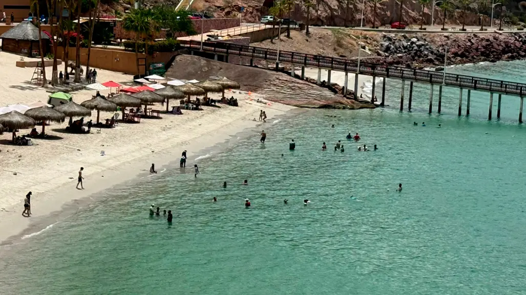 Llena Playa El Coromuel pese a aviso de enterococos; autoridades no restringen acceso