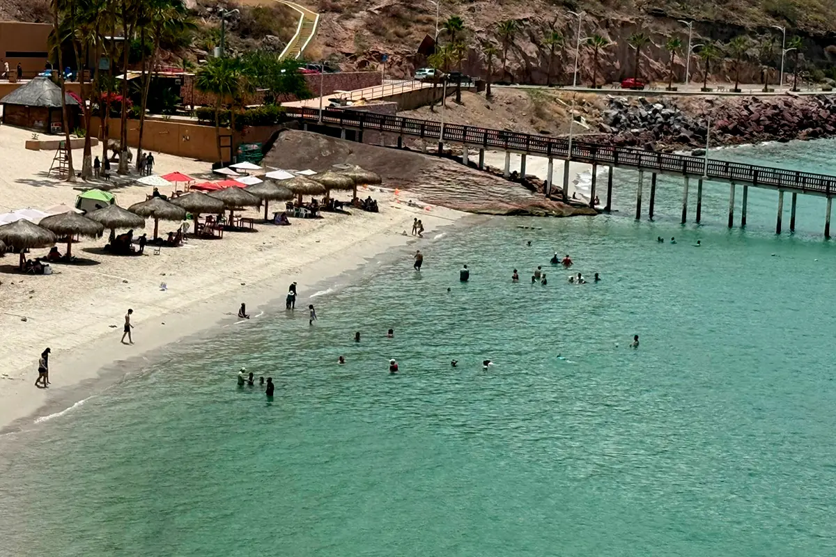 Este fin de semana, pese a la contaminación fecal, no hubo restricciones y se llenó de bañistas la playa El Coromuel. Foto: Rocío Casas.