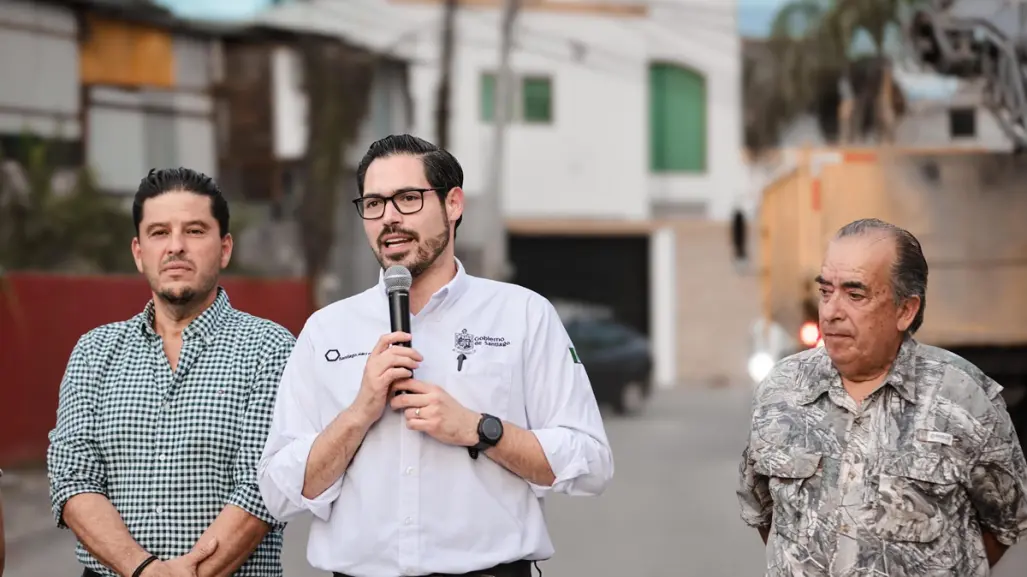 David de la Peña arranca trabajos de recarpeteo en la calle Huajuquito en Los Cavazos