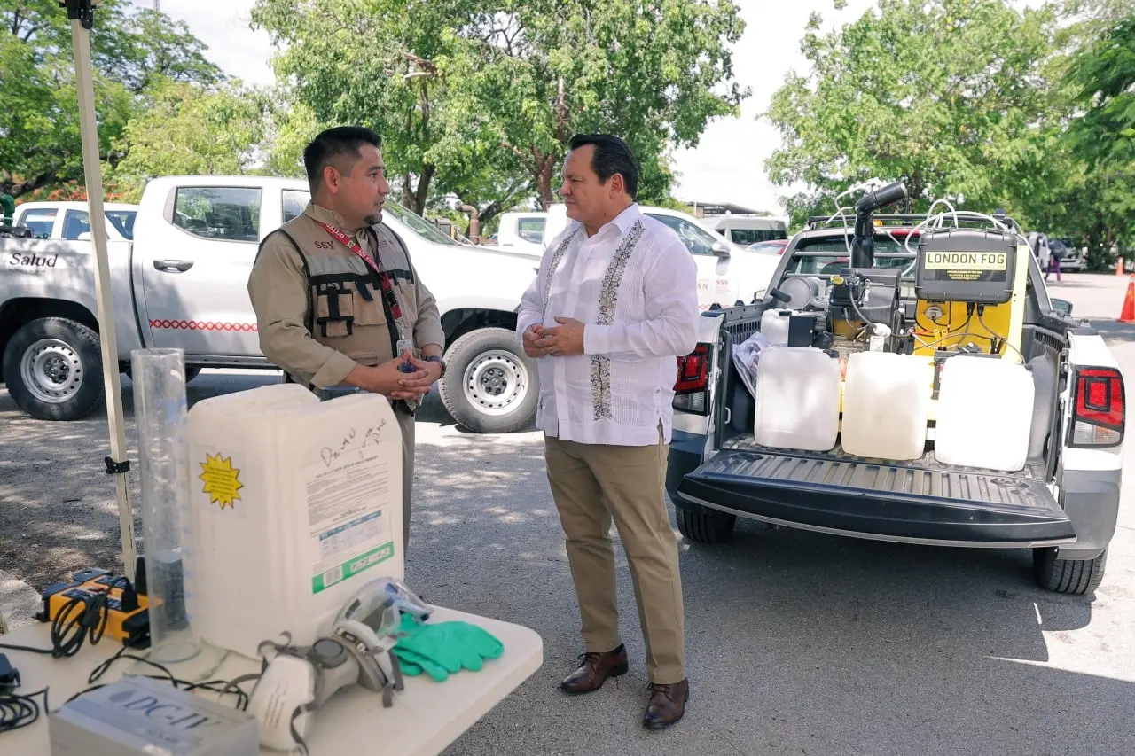 El gobernador Joaquín Díaz Mena entregó 21 nuevos vehículos para reforzar la campaña de fumigación contra el mosquito transmisor del dengue en Yucatán.- Fuente Gobierno del Estado