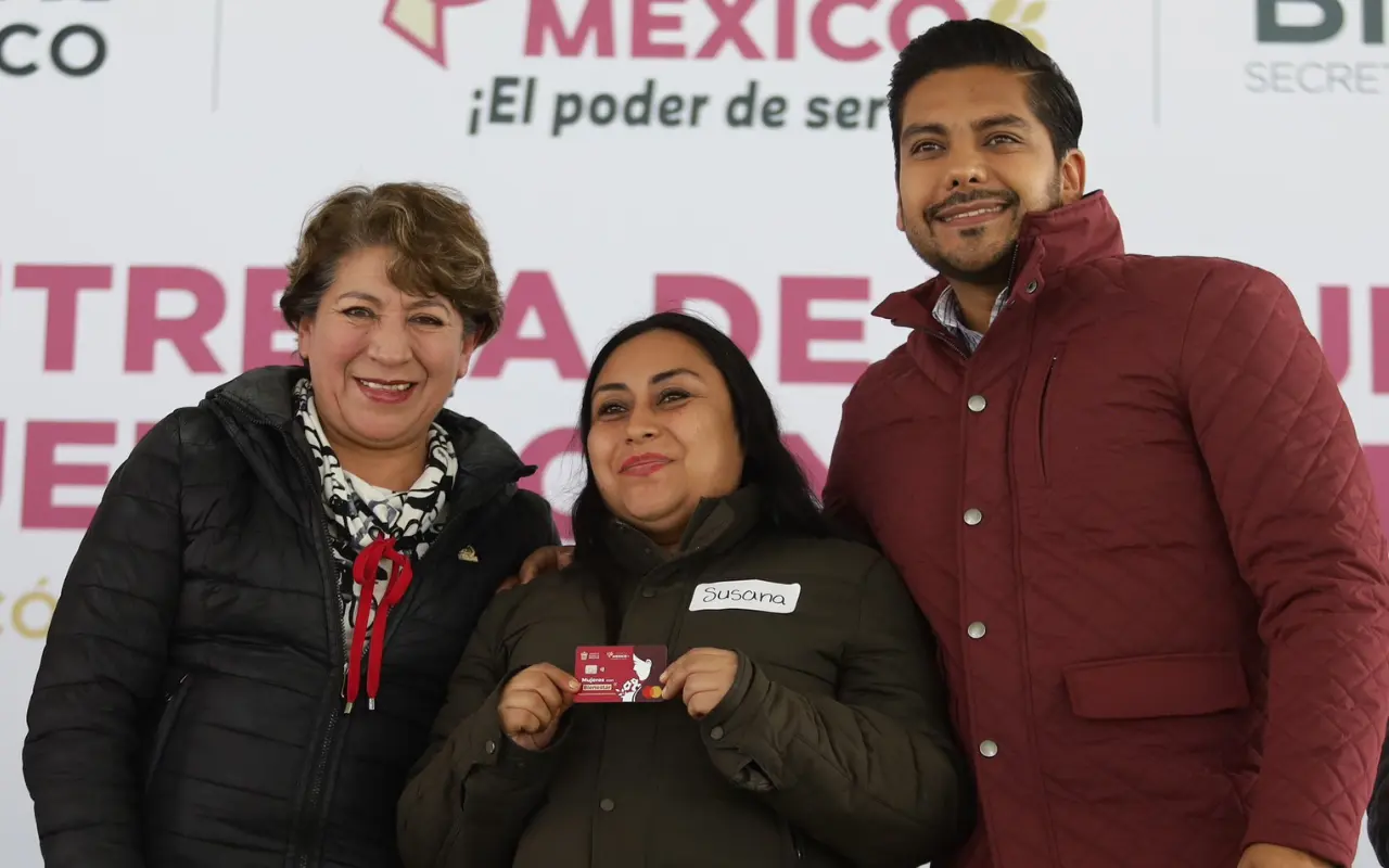 Entrega de tarjeta del programa Mujeres con Bienestar en Nezahualcóyotl. Foto: X/@delfinagomeza (Canva)