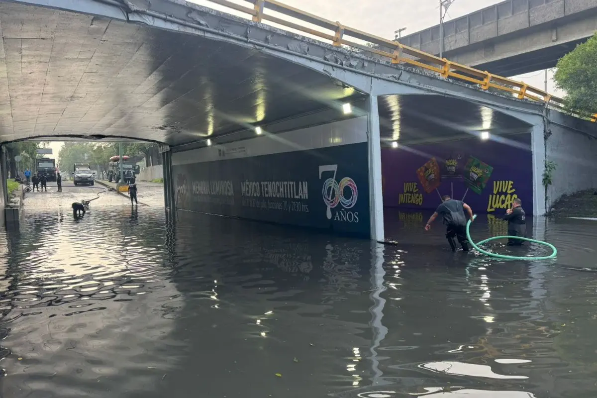 Inundación en bajo puente de CDMX. Foto: Ramón Ramírez