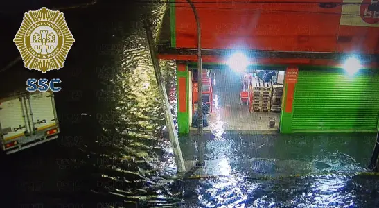 Inundación en Calzada Ignacio Zaragoza. Foto: X @OVIALCDMX
