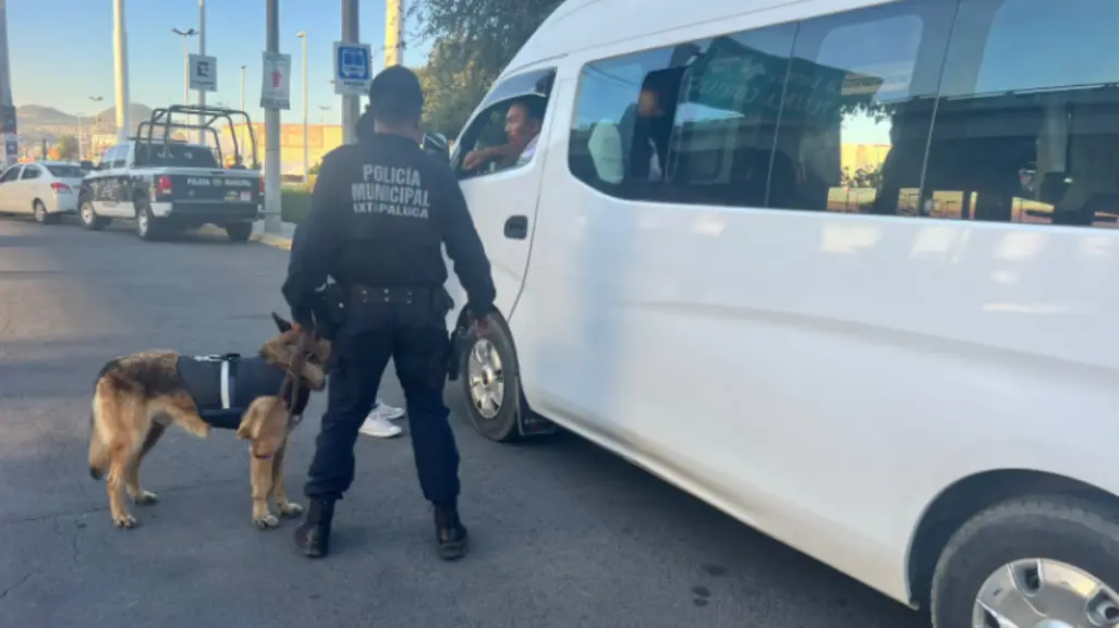 VIDEO | "Lady Combi" agrede a pasajeros en combi de Ixtapaluca con insultos racistas y clasistas