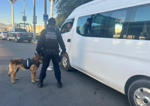 VIDEO | "Lady Combi" agrede a pasajeros en combi de Ixtapaluca con insultos racistas y clasistas