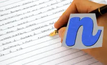 La forma en que escribes la letra N revela si eres caprichoso, según la grafología